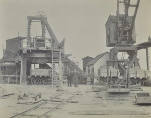 ブラックウォールトンネル：トンネル建設中のシャフトと作業員、1893 作： English Photographer