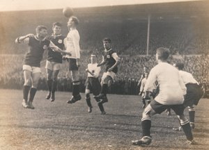 ボルトンワンダラーズ対ウェストハムユナイテッド、FAカップ決勝、1923年4月28日 作： English Photographer