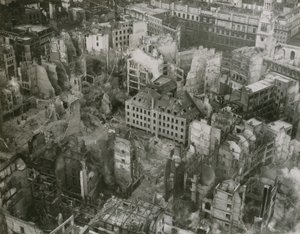 セントポール大聖堂の上からの爆弾被害の写真 作： English Photographer
