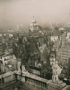 セントポール大聖堂の上からの爆弾被害の写真 作： English Photographer