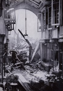 ロンドン、ピカデリーのバーリントンアーケードへの爆弾被害 作： English Photographer