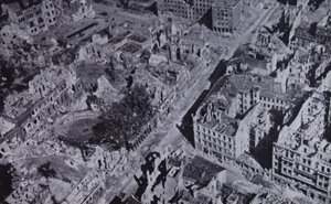 第二次世界大戦中のドイツ・ベルリンの爆撃跡 作： English Photographer