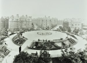 バウンダリー・エステートアーノルドサーカス、パブリックガーデンとフラットの眺め、ロンドン 作： English Photographer