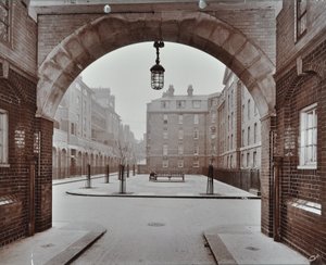 ボーン・エステートカークビー・ビルディング、ロンドン 作： English Photographer