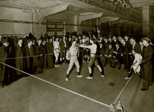 リージェント・ストリート・ポリテクニックでのボクシング（モノクロ写真 作： English Photographer