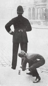 警官にいたずらをする少年（モノクロ写真） 作： English Photographer