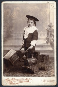 おもちゃの列車と手押し車を持つ少年 作： English Photographer