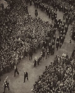 1945年5月8日、ナチス・ドイツによる侵略の脅威から解放されたことを感謝する礼拝のため、ウェストミンスターのセント・マーガレット教会に向かうウィンストン・チャーチル英首相と閣僚たち（モノクロ写真）。 作： English Photographer