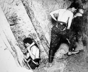1917年6月、イーペルのメシネス・リッジを採掘する英国工兵隊の土木工兵（モノクロ写真）。 作： English Photographer