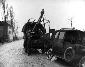 第一次世界大戦中にイタリアで自動車をけん引するイギリス人兵士（bw写真） 作： English Photographer