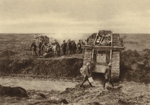 ブロンの森を攻撃するためにグレインコートの砲兵陣地を通過するイギリスの戦車隊（カンブレーの戦い、フランス、第一次世界大戦、1917年11月）（モノクロ写真 作： English Photographer