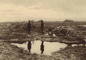 第一次世界大戦中、ベルギーのイーペルでドイツ軍の陣地に到達する前に泥沼にはまってしまったイギリス軍の戦車 作： English Photographer