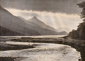 グレンコーのパップ上空に吹き荒れる嵐（カラー写真） 作： English Photographer