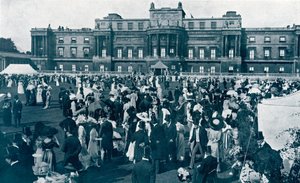 バッキンガム宮殿のガーデンパーティー、1911 作： English Photographer