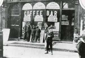 バッキンガム宮殿のガーデンパーティー、1911 作： English Photographer