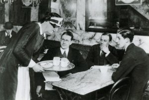 バッキンガム宮殿のガーデンパーティー、1911 作： English Photographer