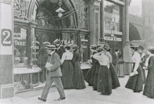バッキンガム宮殿のガーデンパーティー、1911 作： English Photographer
