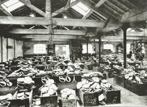 ブルワーフ、シェルウェアハウスの内部、ロンドン、1890 作： English Photographer