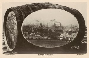 英国ビール産業の伝統的な中心地、スタフォードシャー州バートン・オン・トレント（モノクロ写真 作： English Photographer