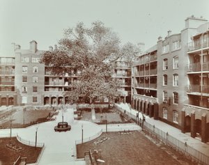 カレドニアン・ロード・ビルディング：中庭、庭園、フラットの眺め、ロンドン 作： English Photographer
