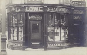 Charles Lowe & Co Drug Store, Newbury, Berkshire (白黒写真) 作： English Photographer
