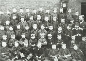 チョーサーストリートスクール：少年グループ、1895 作： English Photographer