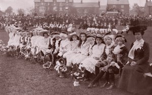 仮装大会に参加する子供たち、1910年頃（モノクロ写真家 作： English Photographer