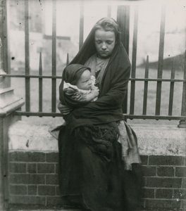 子供の貧困、ロンドン 作： English Photographer