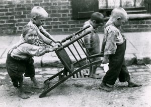 子供の貧困、ロンドン 作： English Photographer