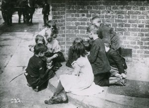子供の貧困、ロンドン 作： English Photographer