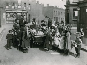 子供の貧困、ロンドン 作： English Photographer
