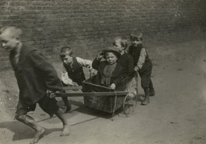 子供の貧困、ロンドン 作： English Photographer