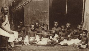 インドの学校での子供たちと先生（モノクロ写真 作： English Photographer