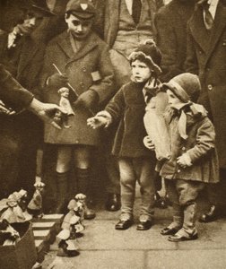 ストリートホーカー、ホルボーンの周りに群がる子供たち（セピア写真） 作： English Photographer