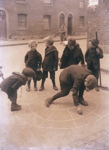 ロンドンの街で遊んでいる子供たち 作： English Photographer