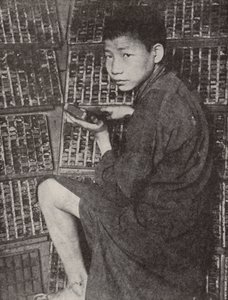 活字を組む中国人の少年印刷工（モノクロ写真） 作： English Photographer