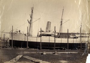 1888年に打ち上げの準備ができているスリップの中国の収益巡洋艦「李金」または彼女の姉妹船「カイパン」