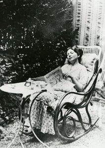 クリスタベルパンクハースト（1881〜1969年）、ザサフラゲットc.1905-14のコピーを読む 作： English Photographer