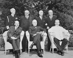 ポツダム会談でのクレメント・アトリー（1883-1967）とハリー・S・トルーマン大統領（1884-1972）とヨシフ・スターリン（1879-1953） 作： English Photographer