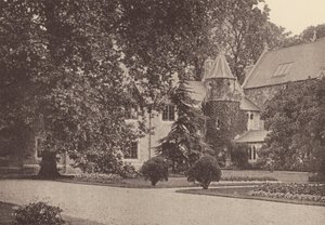 ローハンプトンの聖心修道院：テラスの東端と修養院（モノクロ写真） 作： English Photographer