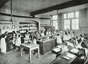 料理教室、1896年 作： English Photographer