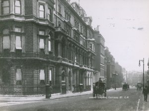 カーゾンストリート、ロンドン 作： English Photographer