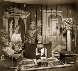 吊り下げられた織物が飾られたドーランドホールの装飾的な貿易スタンド、1940年代 作： English Photographer