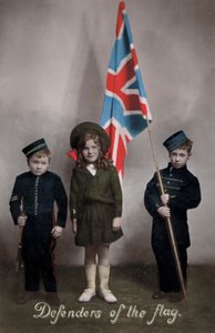 Defenders of the Flag、ユニオンジャックを持った制服を着た3人の子供たち（写真