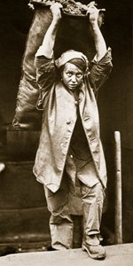 石炭を届ける、ホレス・W・ニコルズによる印刷、1916年頃（グラビア） 作： English Photographer