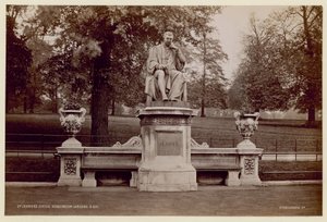 ケンジントンガーデンズのジェナーズ博士像 作： English Photographer
