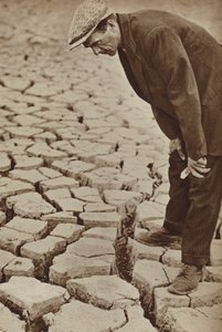 1934年の干ばつで干上がったノーザンプトンシャー州ケタリングの貯水池（モノクロ写真） 作： English Photographer