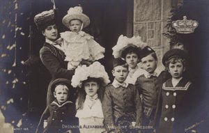 アレクサンドラ女王と子供たち（モノクロ写真） 作： English Photographer