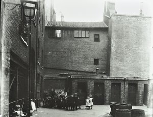 ダッフェリンストリート：コスターモンガーズビルディング、ロンドン、1896 作： English Photographer