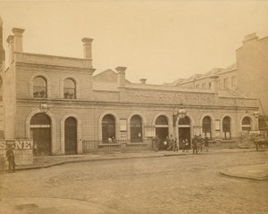 アールズカウントステーション-アールズコートロードの入口。 1878年にCレーサムが撮影した写真 作： English Photographer